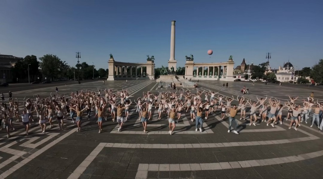 Jennifer Lopez flashmob at Heroes' Square courtesy of Andi Molnár and the Fever Dance Group